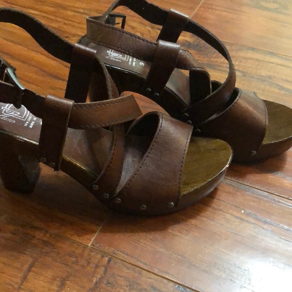 New directions NWOT sandals. Size 9
